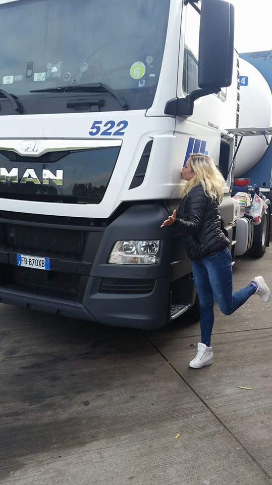 Sexy şoferiţă de TIR din Botoșani și-a scurtat concendiul de dorul iubitului GALERIE FOTO