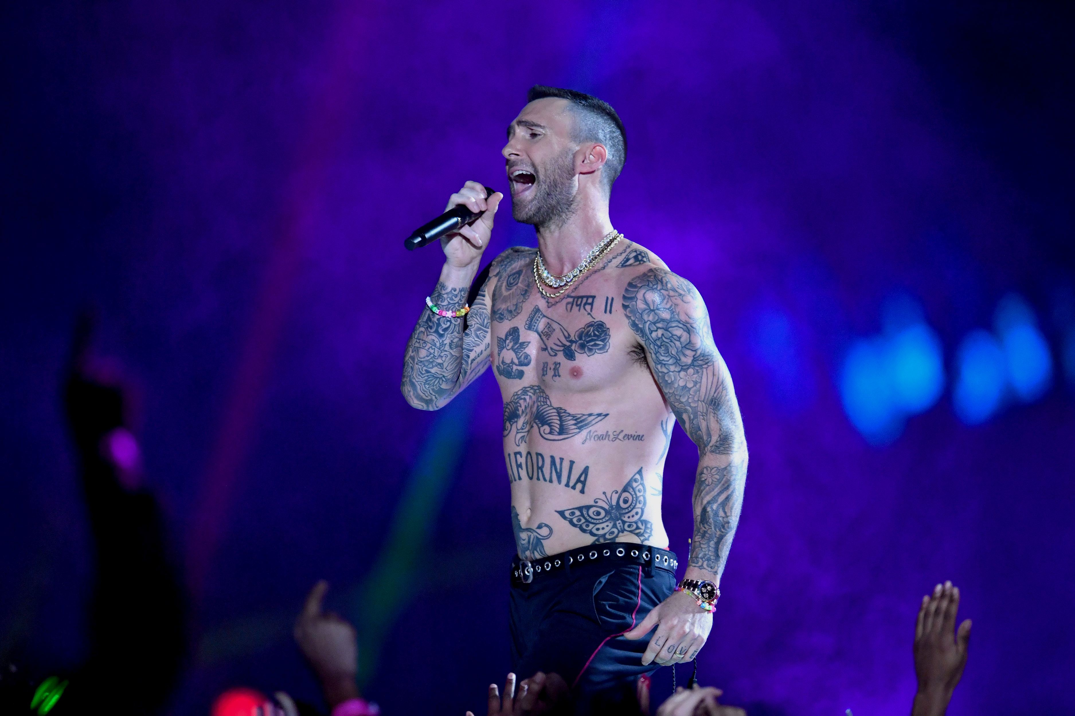 FOTO | Adam Levine, show la bustul gol în pauza Super Bowl 2019. Reacția fanilor a fost neașteptată