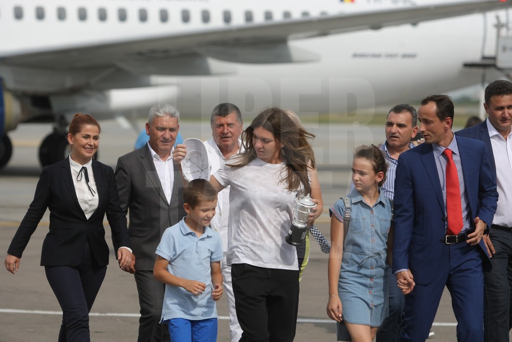VIDEO&FOTO. Sosirea Simonei Halep în România după ce a câștigat Roland Garros 2018. Așteptată pe covorul roșu!