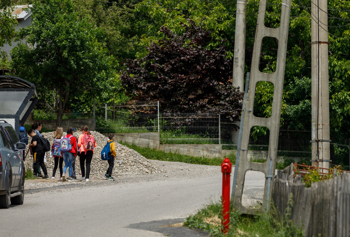 Reportaj în comuna Șotrile, în care fostul primar condamnat pentru pornografie infantilă candidează din nou. „Fata a fost de vină” vs „În ce lume trăim?”