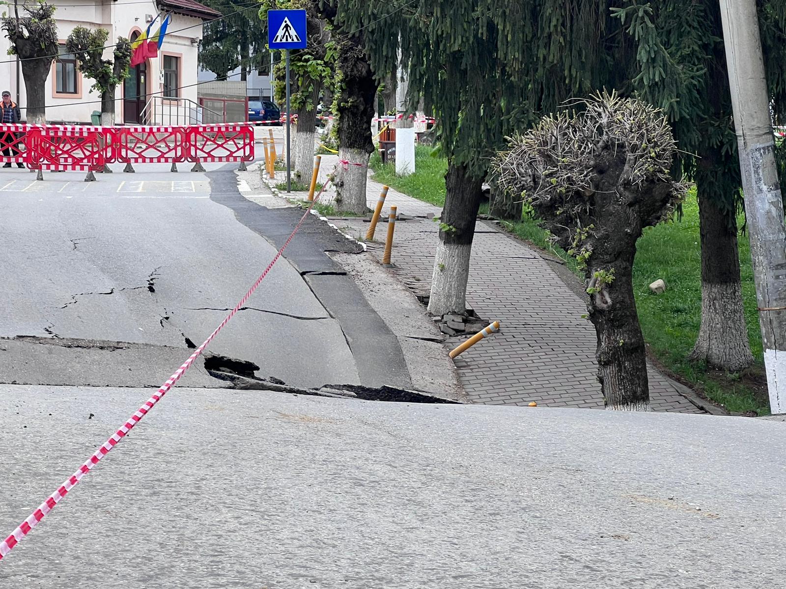 Imagini din orașul Slănic, unde o stradă s-a surpat pe o suprafaţă mare