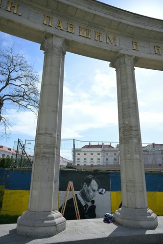 Două portrete uriașe ale lui Aleksei Navalnîi au apărut în Viena, pictate lângă un monument al soldaților sovietici care au cucerit orașul | FOTO
