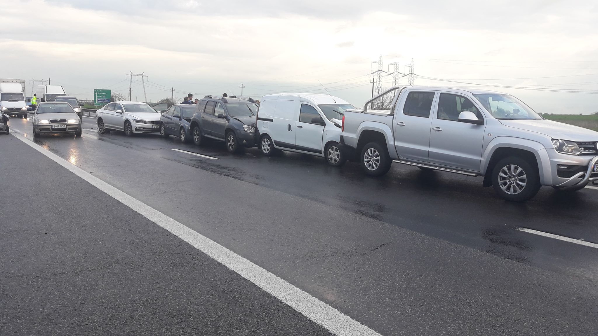 Un accident în care au fost implicate nouă mașini a avut loc pe autostrada București - Pitești. Un copil de trei ani a fost rănit