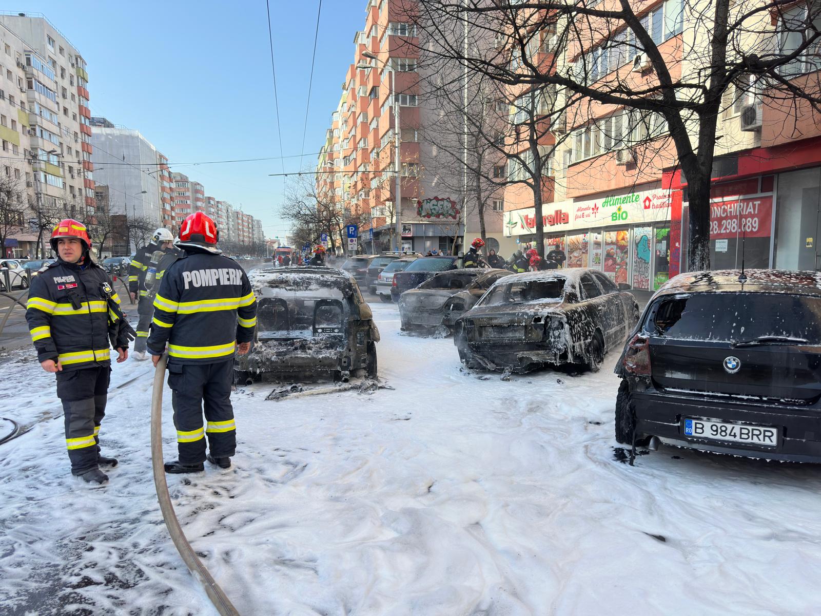 Incendiu violent pe Calea Moşilor din București. Șapte mașini au fost afectate de flăcări. Ce s-a întâmplat