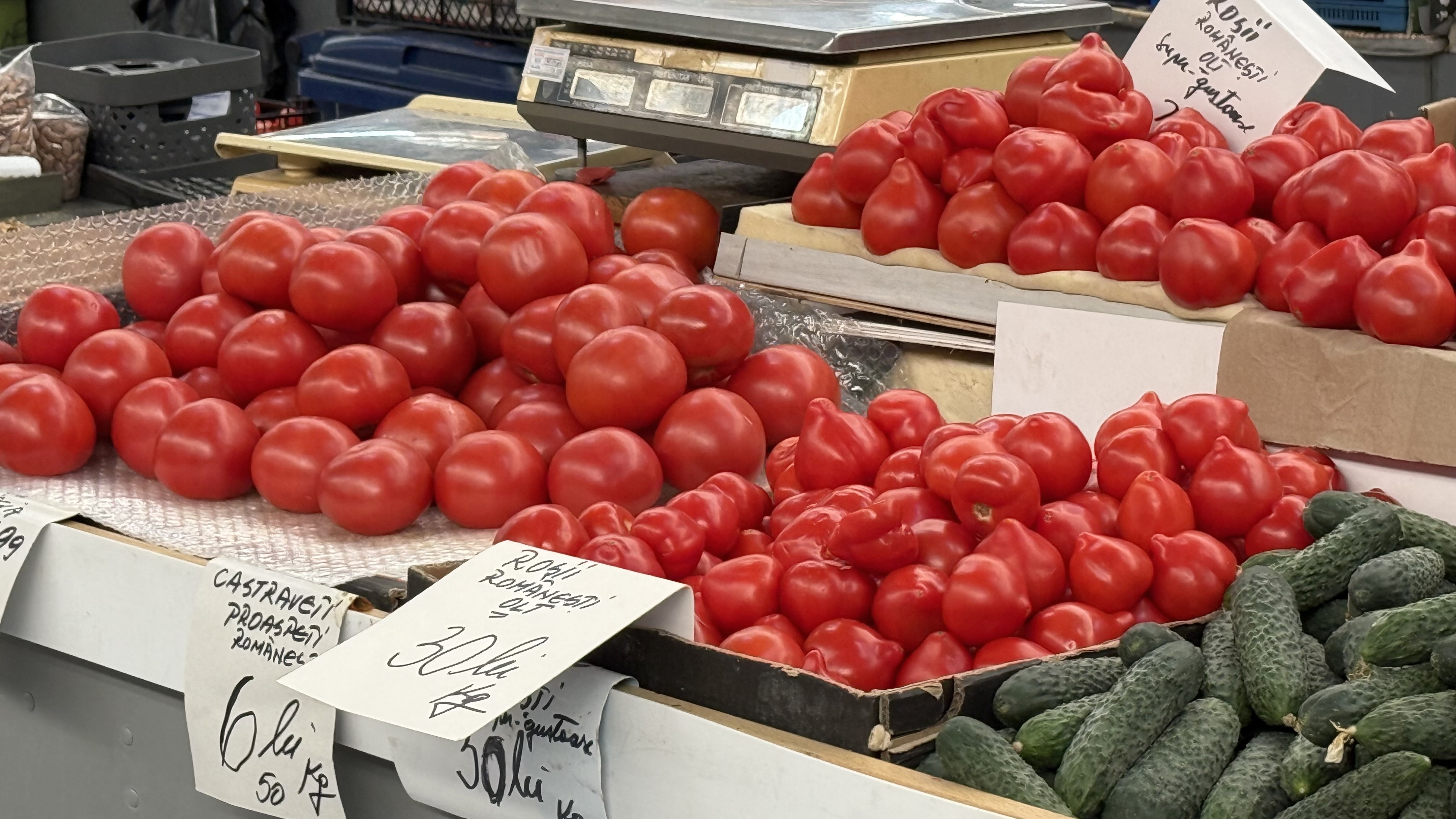 Cât costă roșiile românești în piață? „Cu banii ăștia mănânci carne o săptămână! Mai așteptăm, că vara-i lungă”