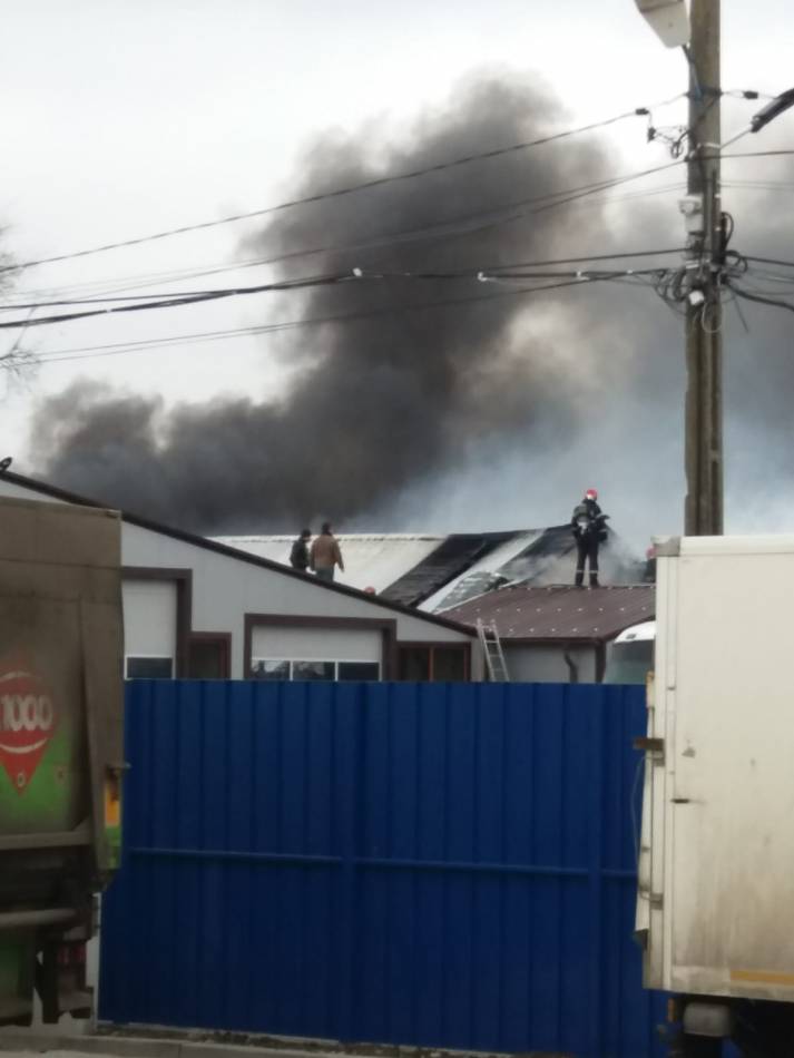 Incendiu la un depozit de anvelope şi vopseluri din Brăila. Pompierii au intervenit cu cinci autospeciale