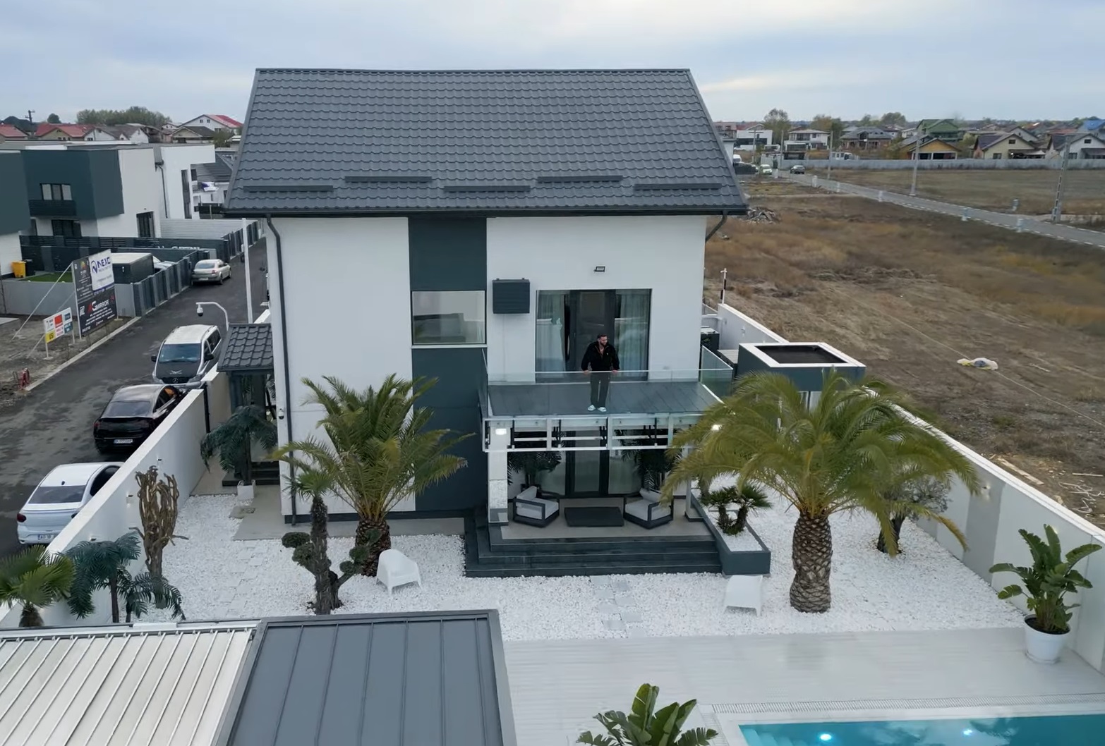 Noi imagini din casa lui Dorian Popa, după ce a renovat-o. Are propriul solar de bronzat și un garaj de lux unde își ține mașina de 300.000 de euro
