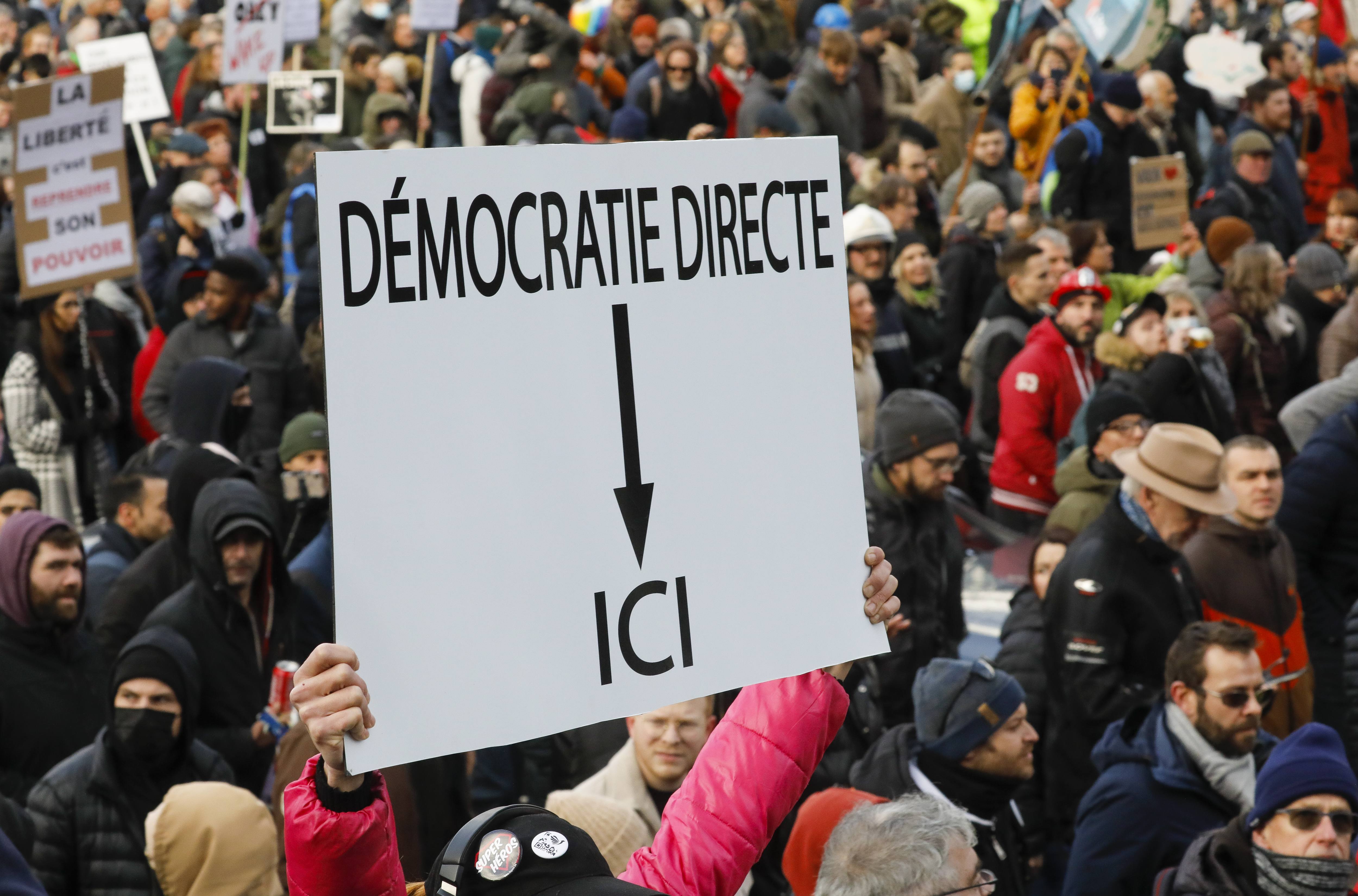Proteste față de măsurile anti-COVID la Bruxelles. Manifestanții acuză că restricțiile „duc la polarizarea societății”