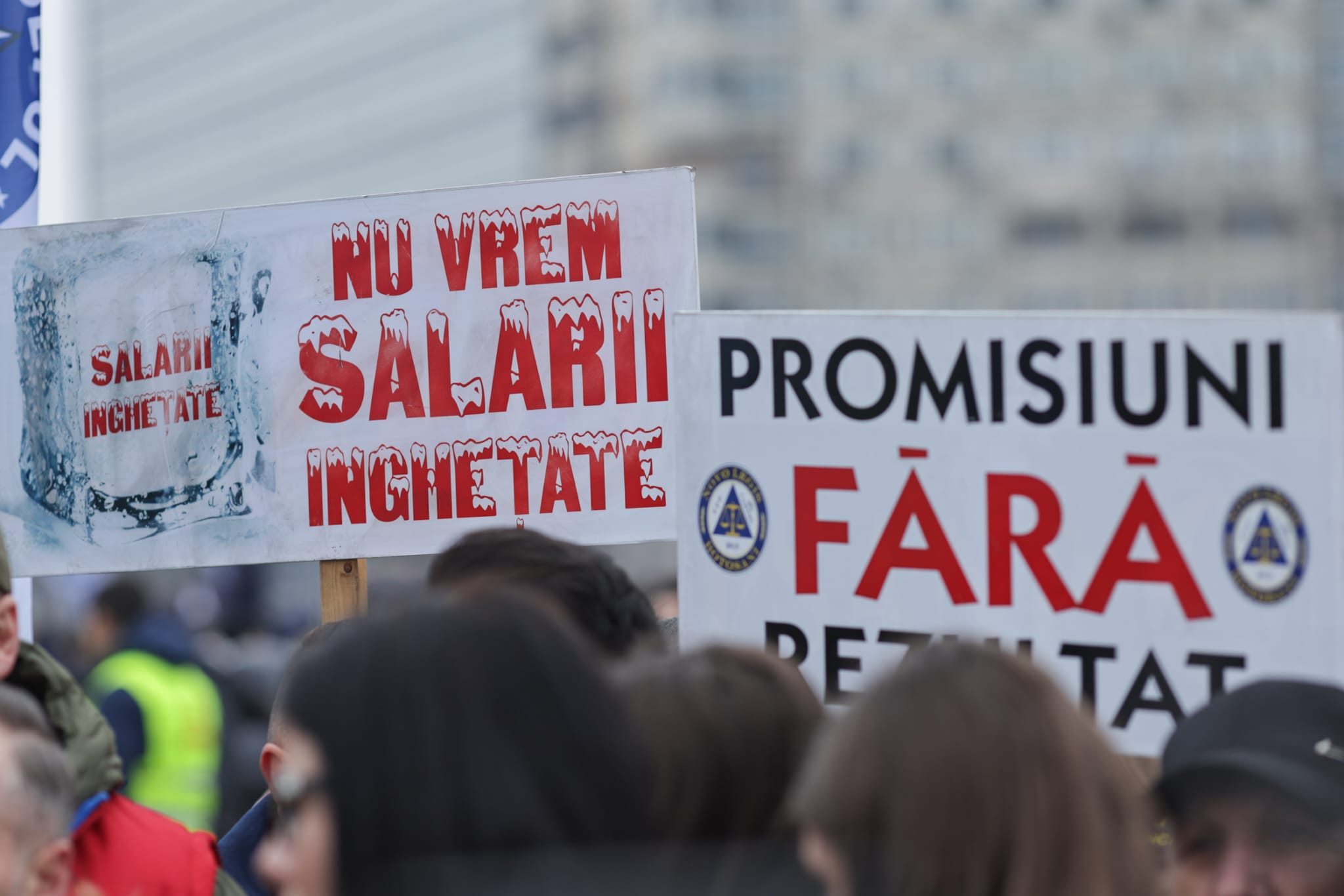 Protest în Piața Victoriei al sindicatelor din penitenciare faţă de Ordonanţa „trenuleţ”: „Guvernul nu îngheaţă salariile, ci le taie”