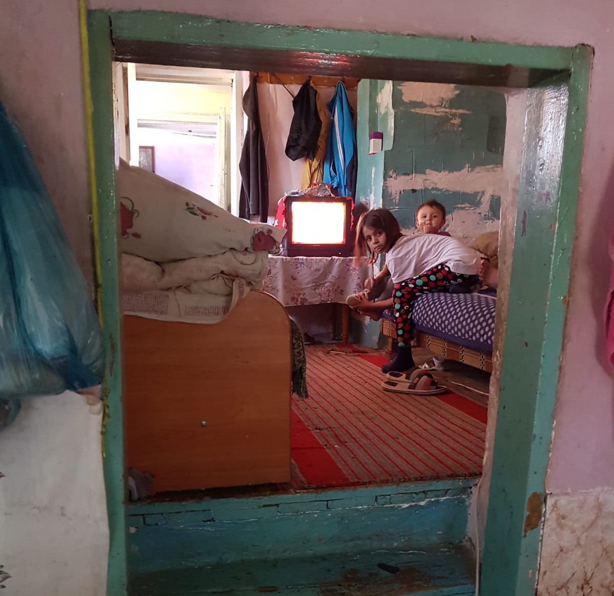 REPORTAJ: Am fost acasă la copila care merge flămândă la școală. Șapte suflete, fără speranță: trăiesc într-o cocioabă, fără frigider și aragaz și se tem că nu vor trece iarna/VIDEO&FOTO