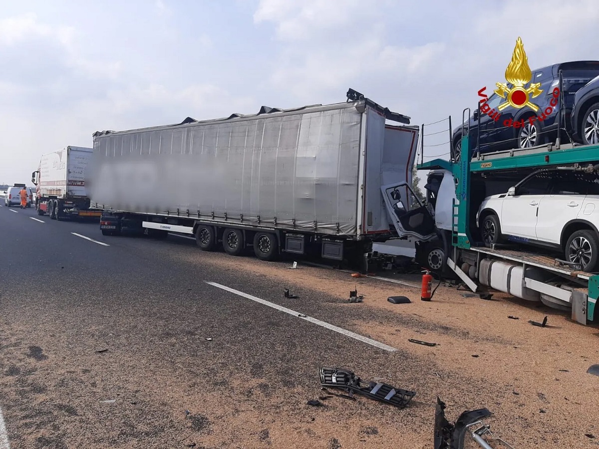 Șofer român de TIR mort, strivit în cabină într-un accident cumplit cu patru camioane, pe viaductul Tagliamento, în Italia