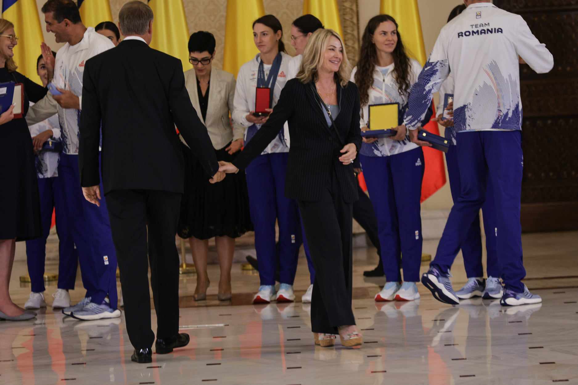 Gafă a președintelui Iohannis la decorarea medaliaţilor de la JO Paris. A spus „comemorarea”, în loc de „ceremonia” | VIDEO