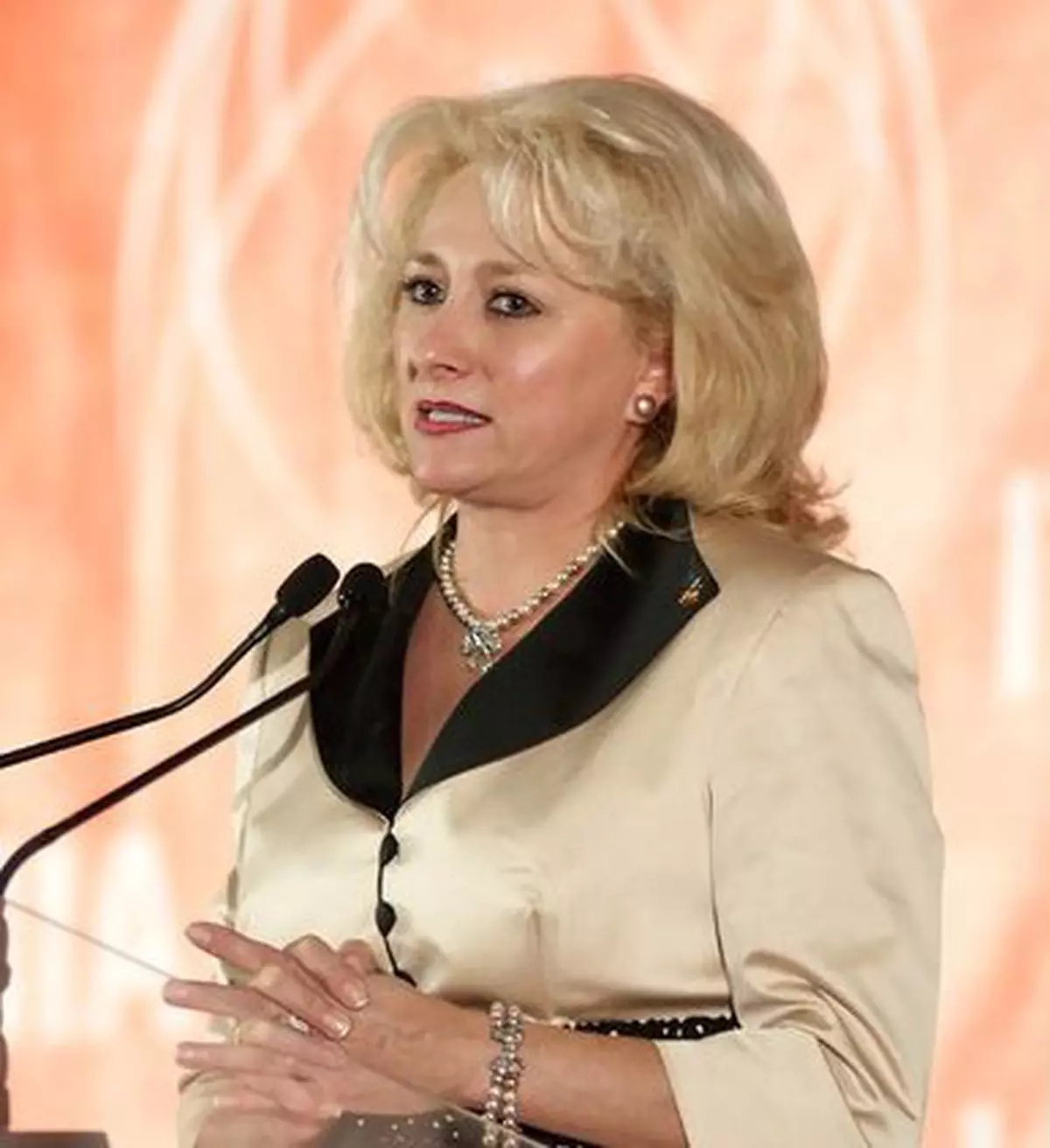 Imagini rare cu Viorica Dăncilă în tinerețe, înainte să intre în politică. Cum arăta brunetă și cu părul ondulat