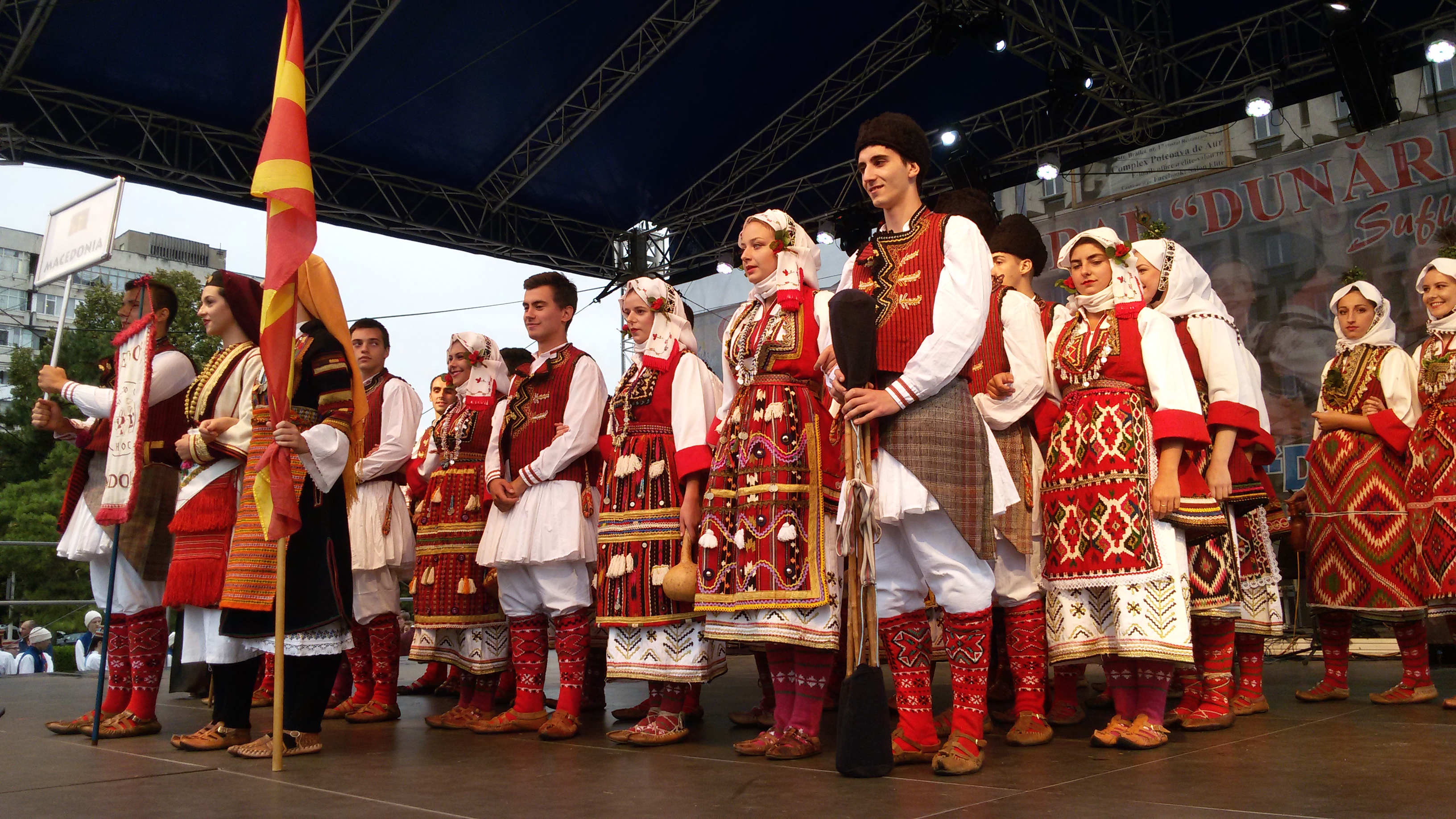 FOTO | Festivalul internațional de muzică populară, întrerupt o zi din cauza doliului național
