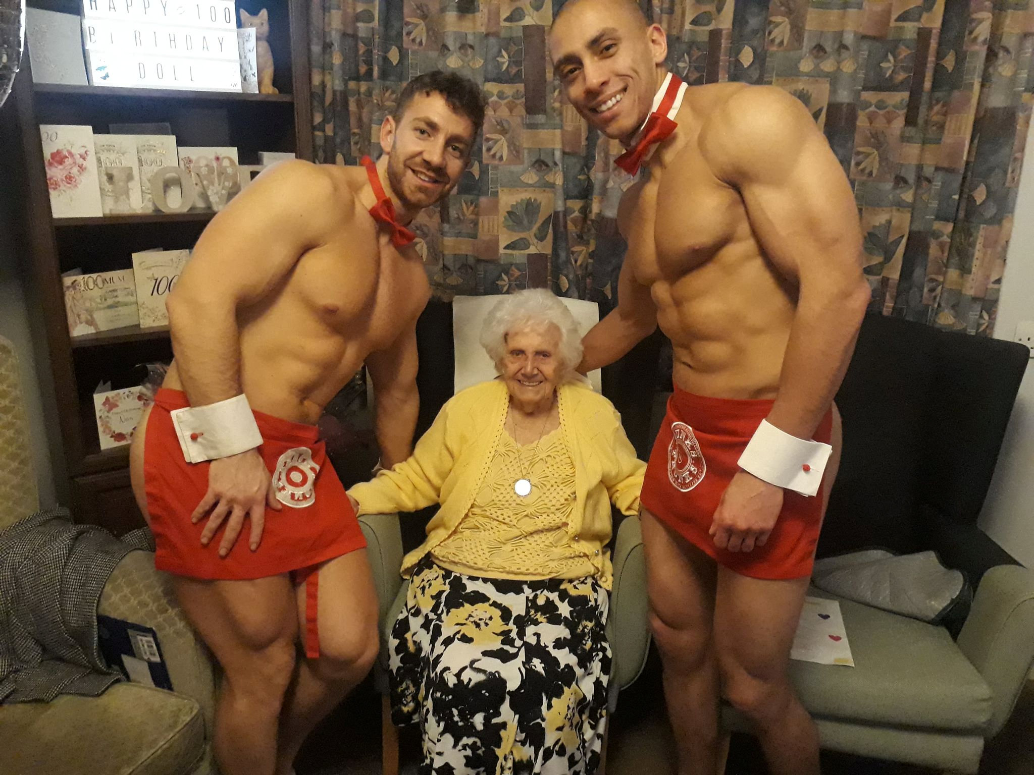 La 100 de ani, a petrecut cu stripperi. Surpriza hot pe care i-au făcut-o rudele | FOTO