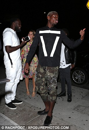 Paul Pogba a plecat în vacanță cu o nouă tunsoare extravagantă. Francezul se distrează în LA / GALERIE FOTO și VIDEO