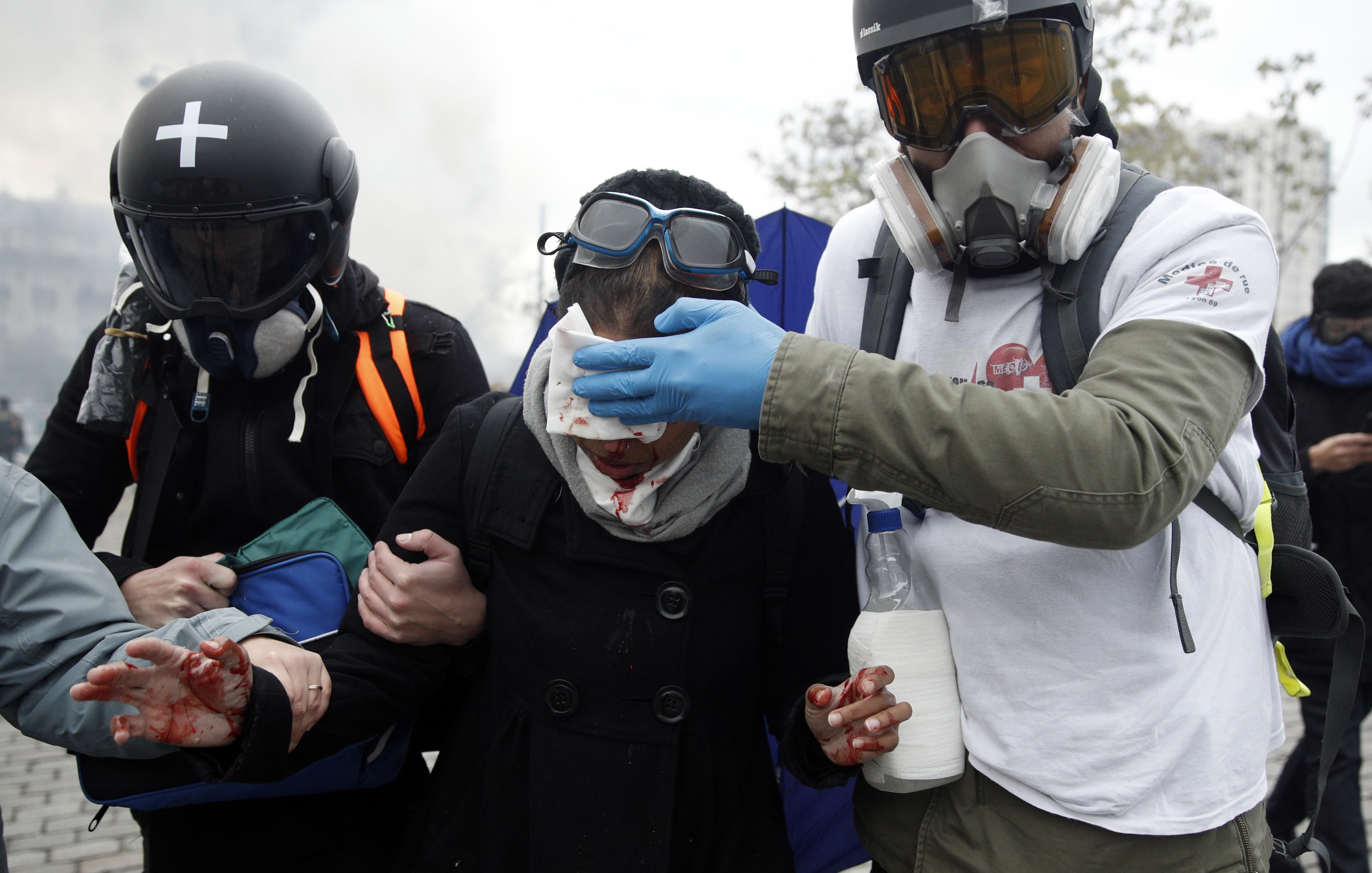 UPDATE | Noi violențe la Paris, la aniversarea unui an de la protestele „Vestelor Galbene”. Polițiștii au folosit gaze lacrimogene și au reținut peste 100 de persoane
