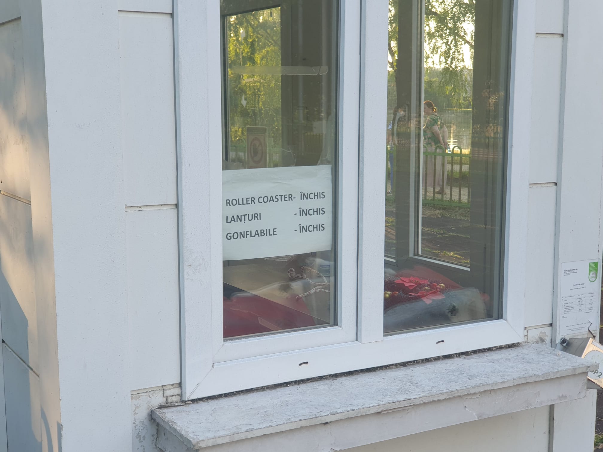 Apocalipsa din Parcul Tei: complexul de distracții abandonat, bănci vandalizate, munți de gunoaie, pontoane devastate. Pericol iminent de tragedii!