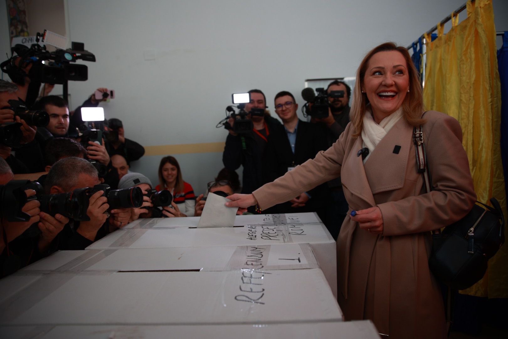Cât costă paltonul purtat de Elena Lasconi în ziua alegerilor prezidențiale din 24 noiembrie. Ce a adus la secția de votare: „Fără blat”