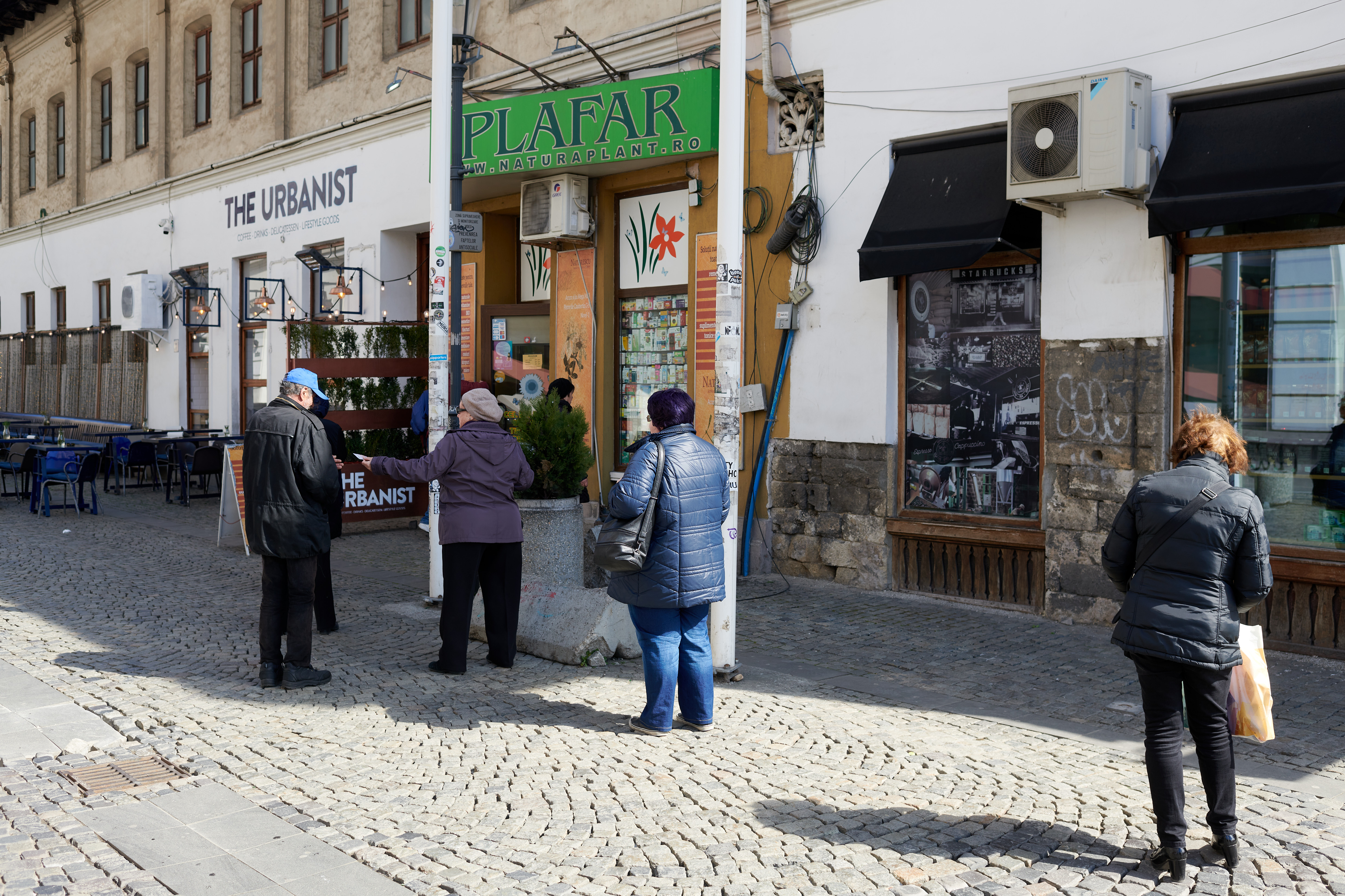 Starea de urgență îi ține pe bucureșteni în case și închide localurile din Centrul Vechi. Fotografii cu Capitala goală
