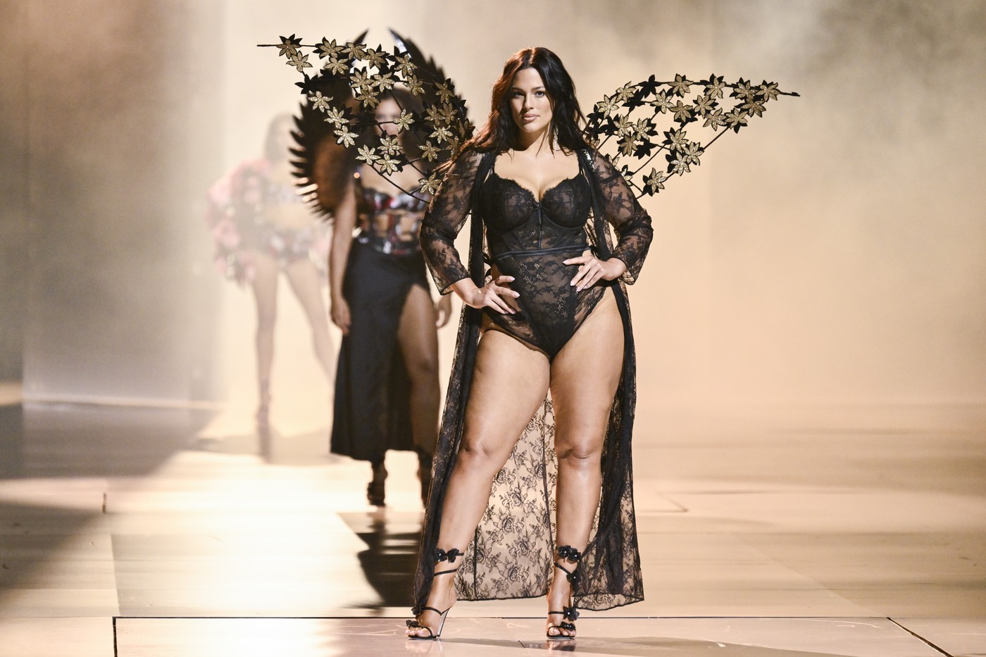 Românca Andreea Diaconu a defilat la Victoria's Secret Fashion Show 2024. Imagini cu fotomodelele, printre care și Carla Bruni, la prezentarea în lenjerie intimă