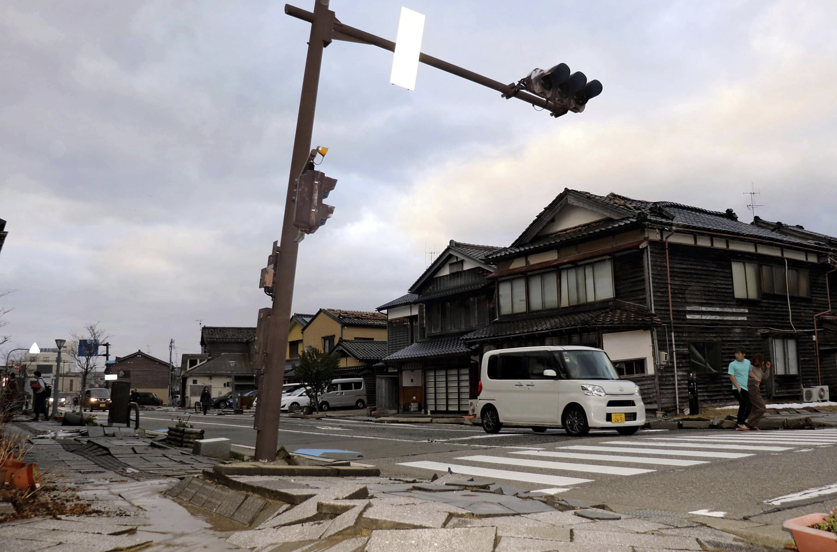 Momentul în care Japonia este lovită de cutremur. Drumuri crăpate și case distruse, printre pagube. VIDEO