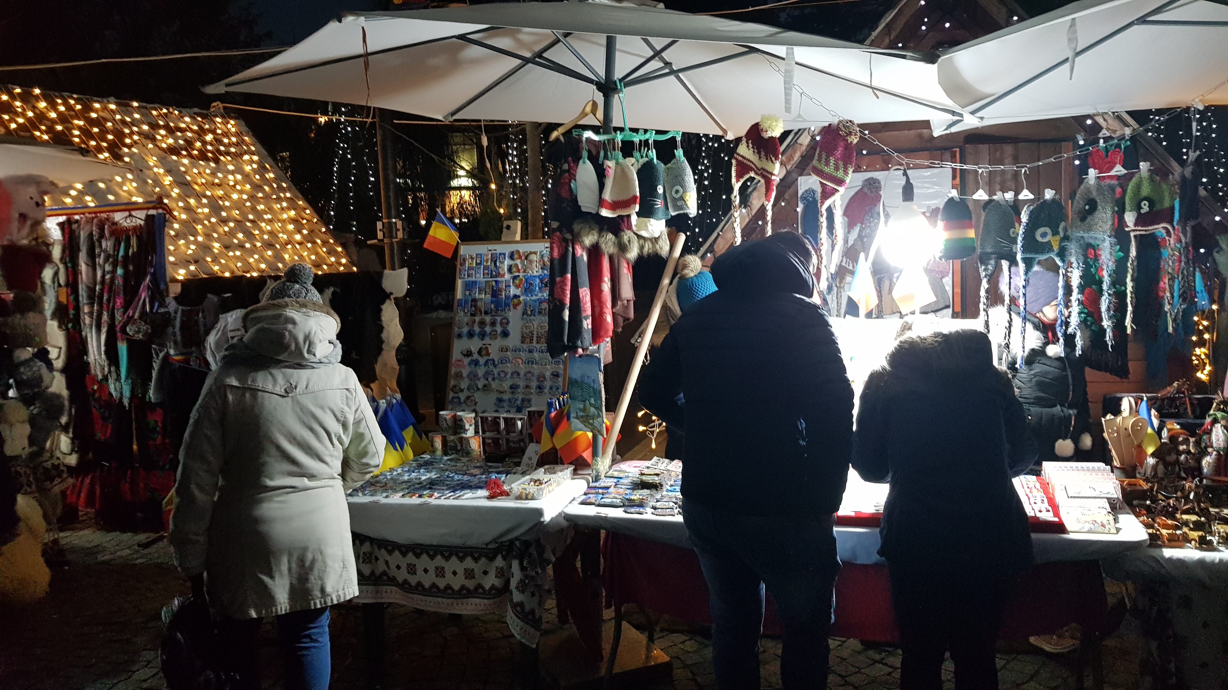 VIDEO&FOTO/ Sute de mii de luminițe multicolore s-au aprins în Iași. S-au deschis și cele două târguri de Crăciun