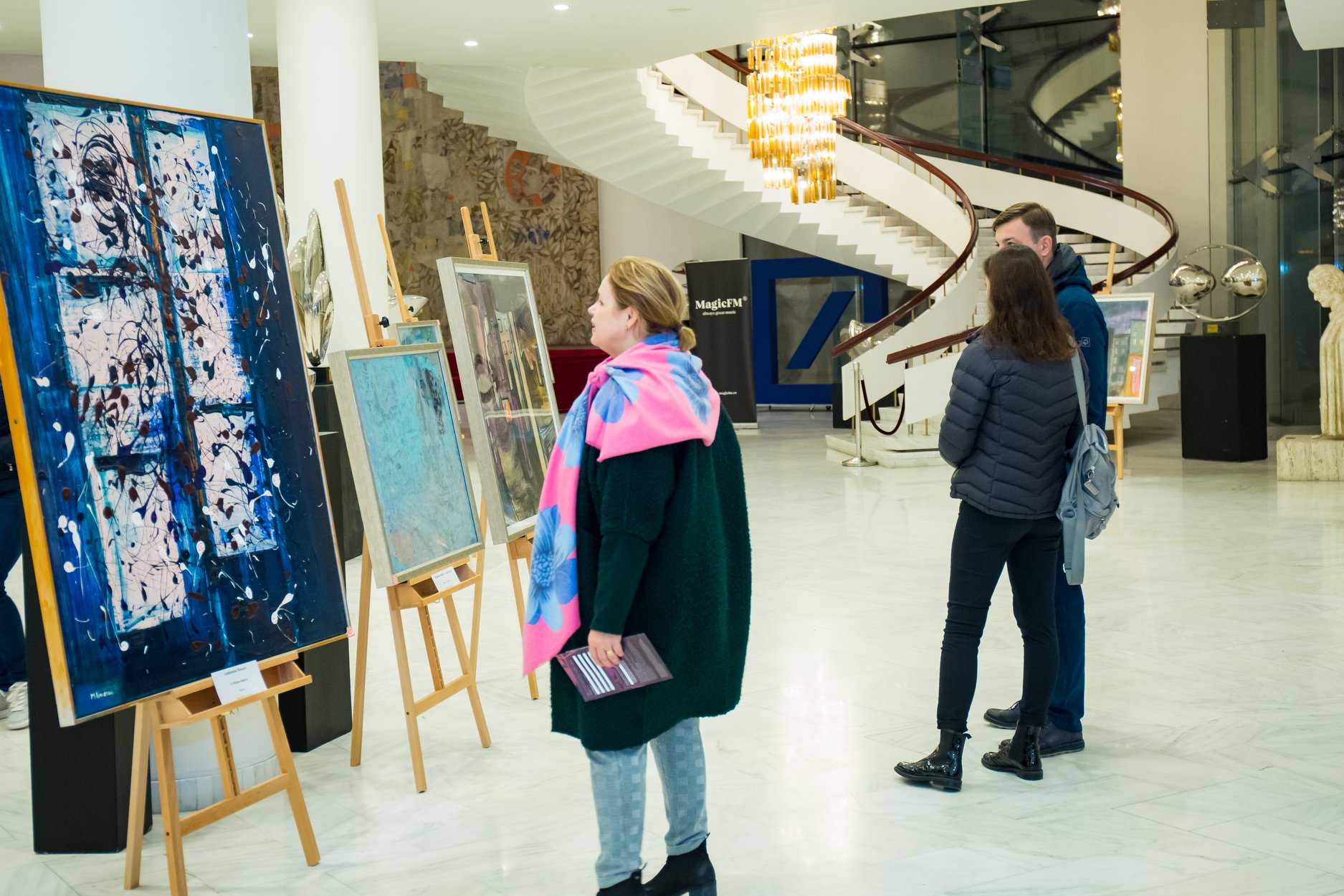 Direcția 5 vinde artă la pachet. Marian Ionescu a combinat concertele cu expoziții de pictură