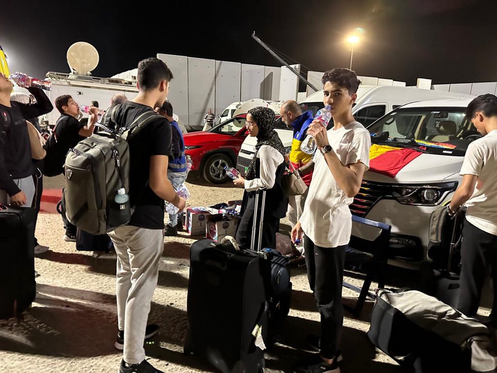 Primii români care au ieşit din Fâşia Gaza au ajuns la București. Urmează al doilea grup