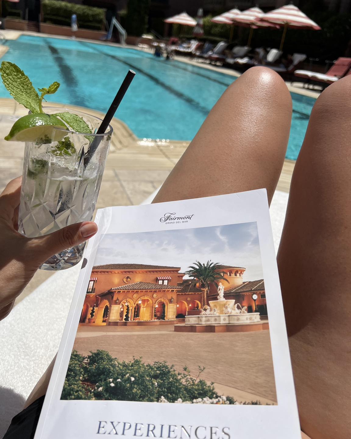 Cum arată Andreea Marin în costum de baie. Vedeta se relaxează la piscină, în America, citind despre sănătate și longevitate