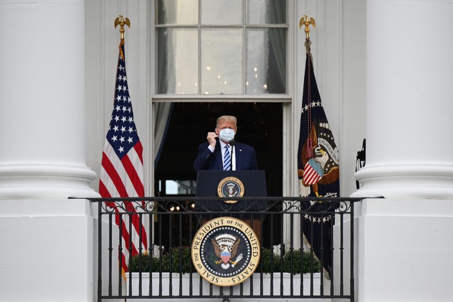 VIDEO | Donald Trump, primul eveniment public după infectarea cu COVID-19. CNN: "Discurs divizor la Casa Albă" în fața a sute de oameni, cu atac la Joe Biden