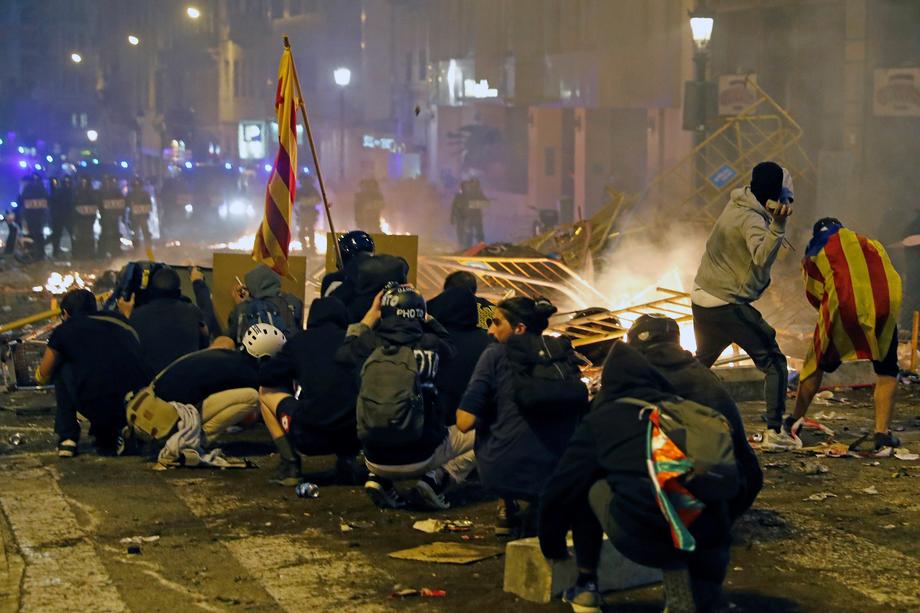 Violențe în Barcelona, după ce sute de mii de oameni au făcut grevă generală. Centrul orașului, scena confruntărilor dintre poliție și separatiști | VIDEO