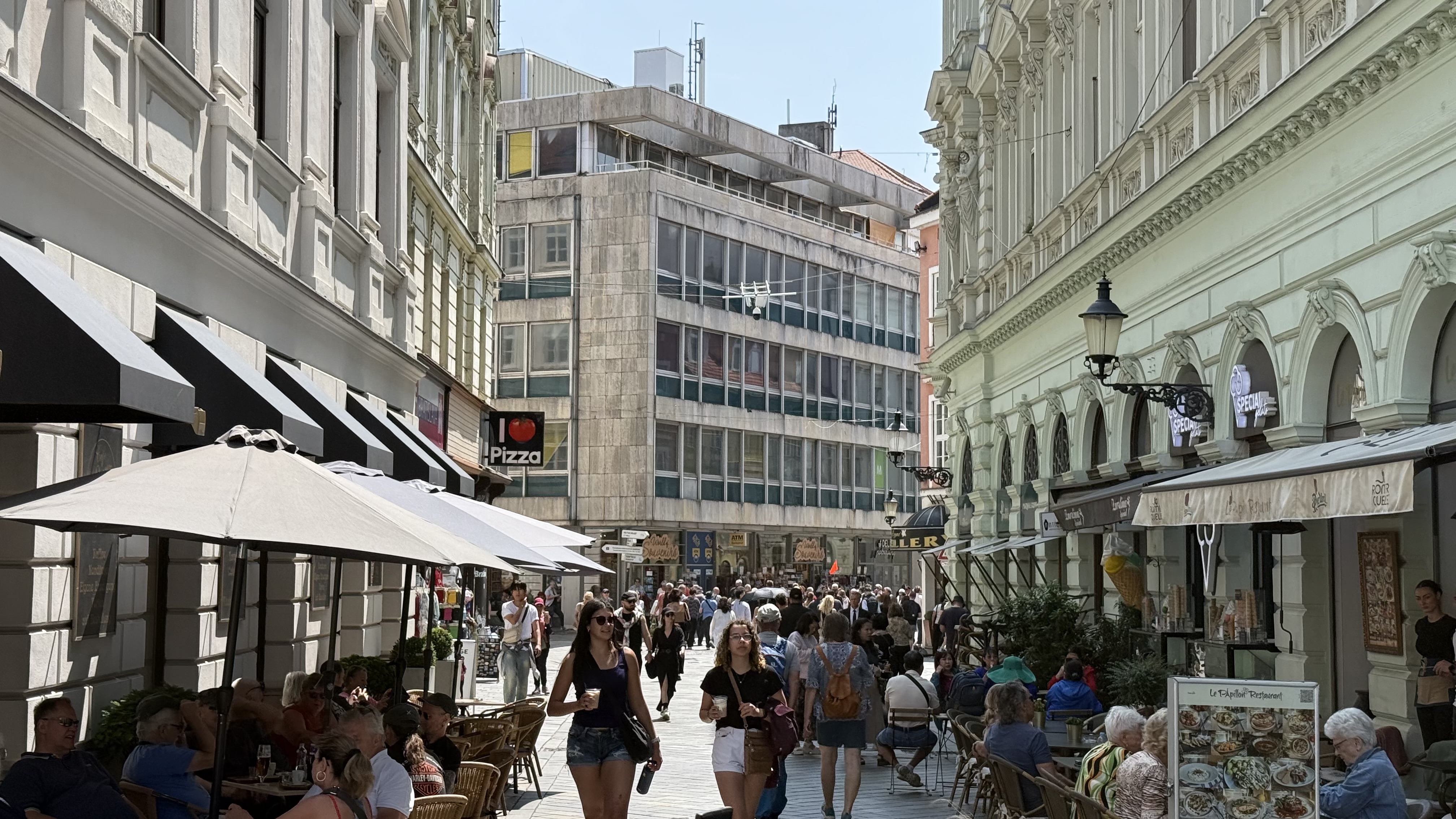 Cât plătești pentru un tuns și bărbierit la o frizerie de cartier din Bratislava: buget de restaurant în România