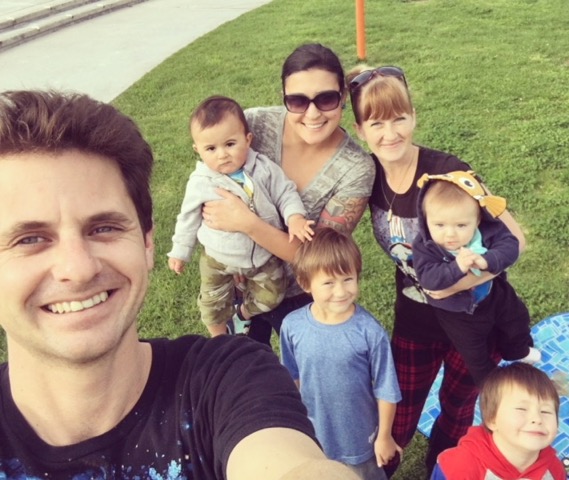 FOTO | Viața unei familii poliamoroase. Două femei și un bărbat așteaptă împreună venirea celui de-al cincilea copil