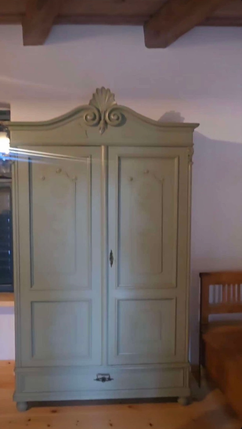 Imagini noi din casa Danei Rogoz de la Viscri. Două camere sunt gata, iar fațada a fost refăcută: „De la o ruină, avem acum un loc în care putem dormi”