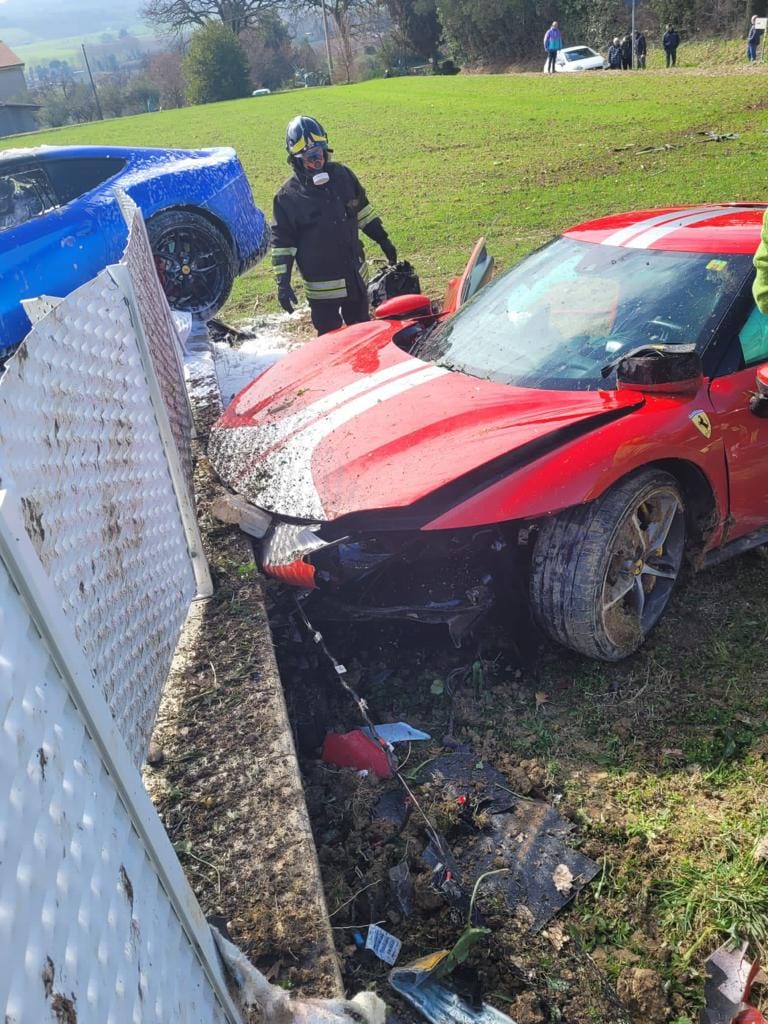 Două Ferrari care se întreceau pe un drum de țară din Italia au ratat o curbă și au zburat în gardul unei vile, apoi unul a luat foc | VIDEO