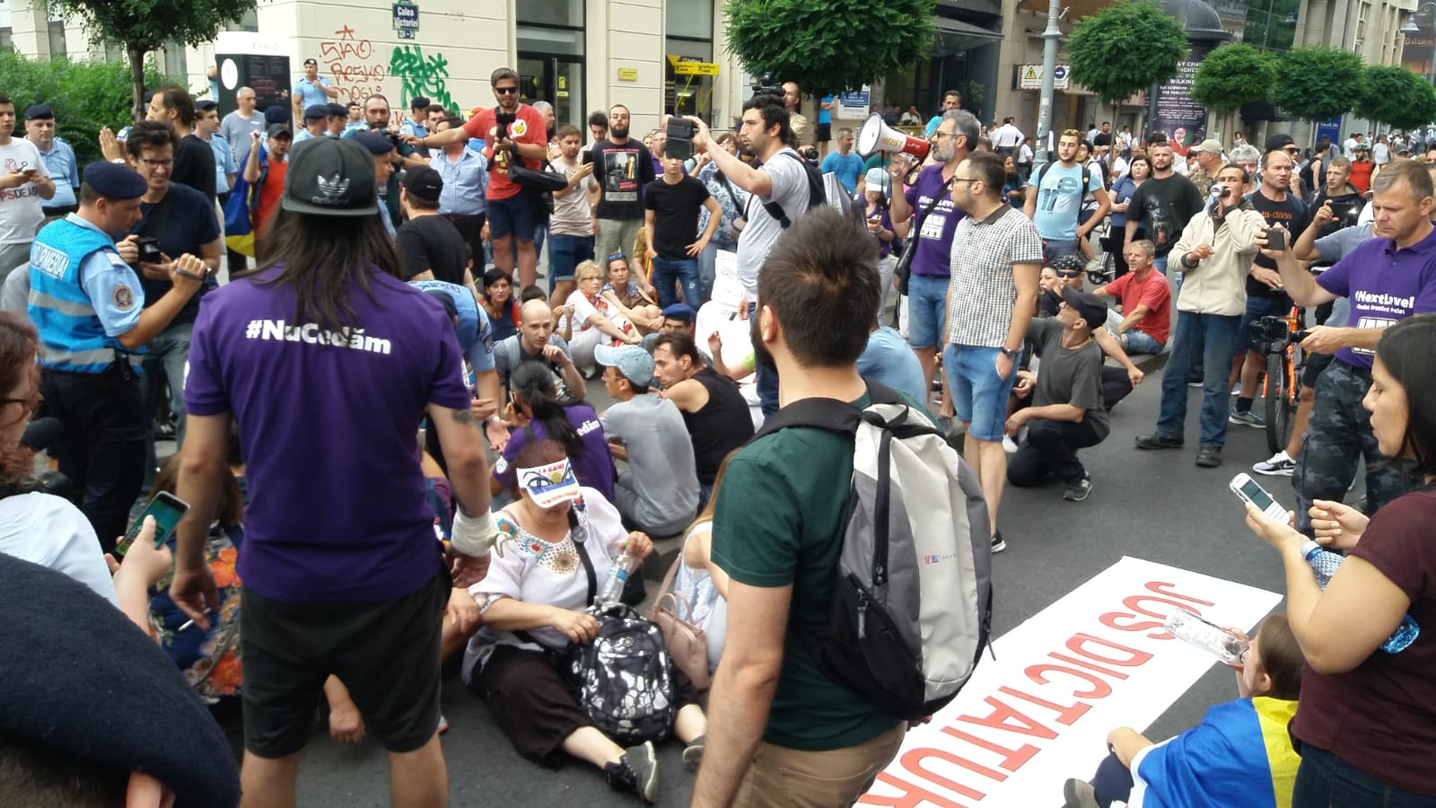 FOTO/ Incidente cu protestatarii #Rezist, înainte de mitingul PSD. Jandarmii i-au evacuat din Piața Victoriei