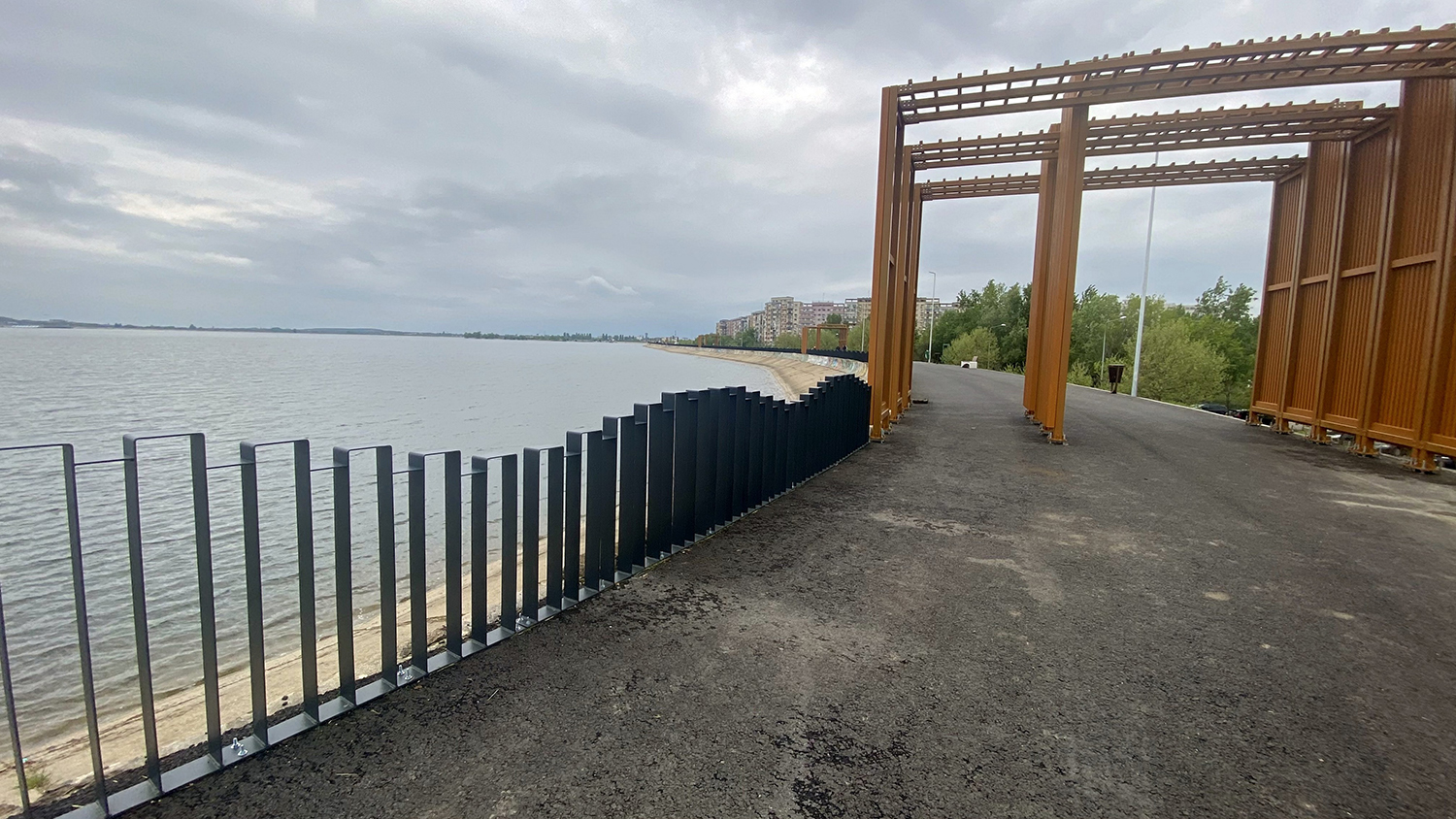 FOTO. Inaugurarea promenadei de pe Lacul Morii intră în linie dreaptă, dar se amână. S-au montat pergolele și băncile, urmează sistemul de monitorizare video