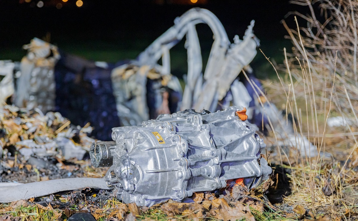 Bateriile unei mașini Tesla au explodat, după un accident pe o șosea din Germania. Șoferul a fost făcut scrum odată cu autoturismul