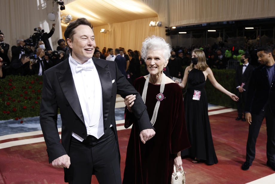 Cine e femeia care l-a însoțit pe Elon Musk la Met Gala 2022. Iubita Grimes nu și-a făcut apariția