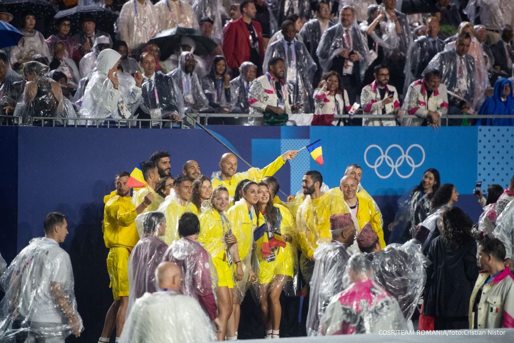 Klaus Iohannis a stat lângă Maia Sandu la ceremonia de deschidere a Jocurilor Olimpice de la Paris. Cei doi au înfruntat ploaia fără pelerine