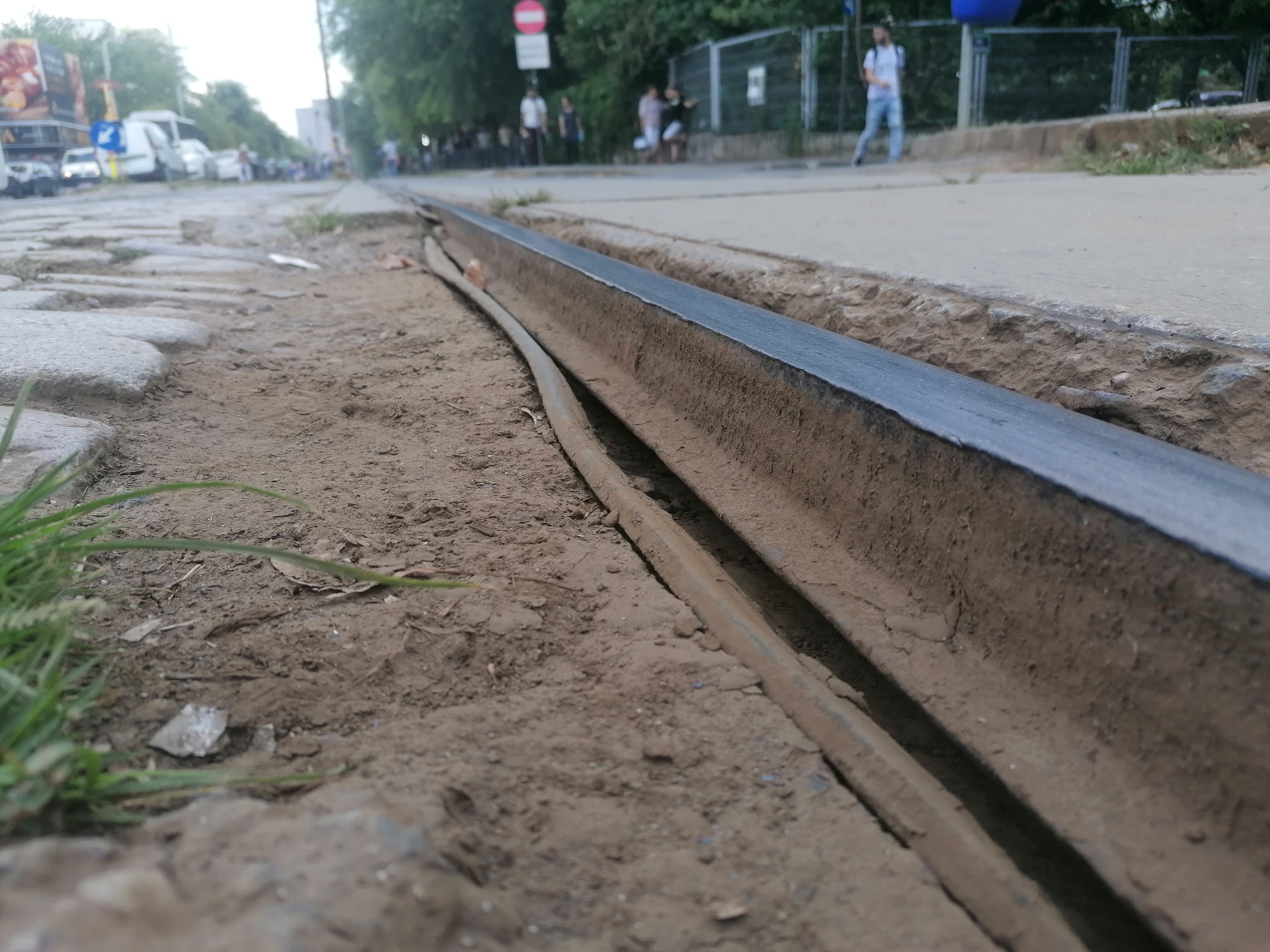 Gropi, șine rupte și segmente lipsă. Imagini cu liniile de tramvai care îi înspăimântă pe bucureștenii care vin la muncă în Pipera: „Mai bine cobor cu două stații înainte”