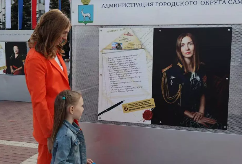 „Femeile eroilor noștri”. Reacția lui Vladimir Putin, după ce a primit cadou un album foto în care apar soțiile militarilor ruși aflați pe frontul din Ucraina