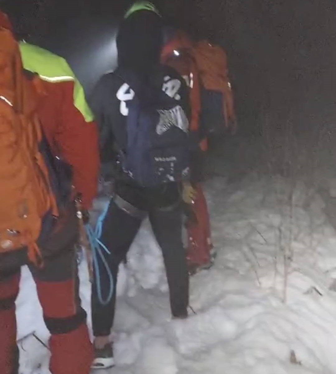Un turist de 26 de ani cu sneakersi în picioare, găsit pe Jepii Mici, unde rătăcise traseul, în zăpadă: „Un pas greșit și nu mai aveam pe cine salva…”
