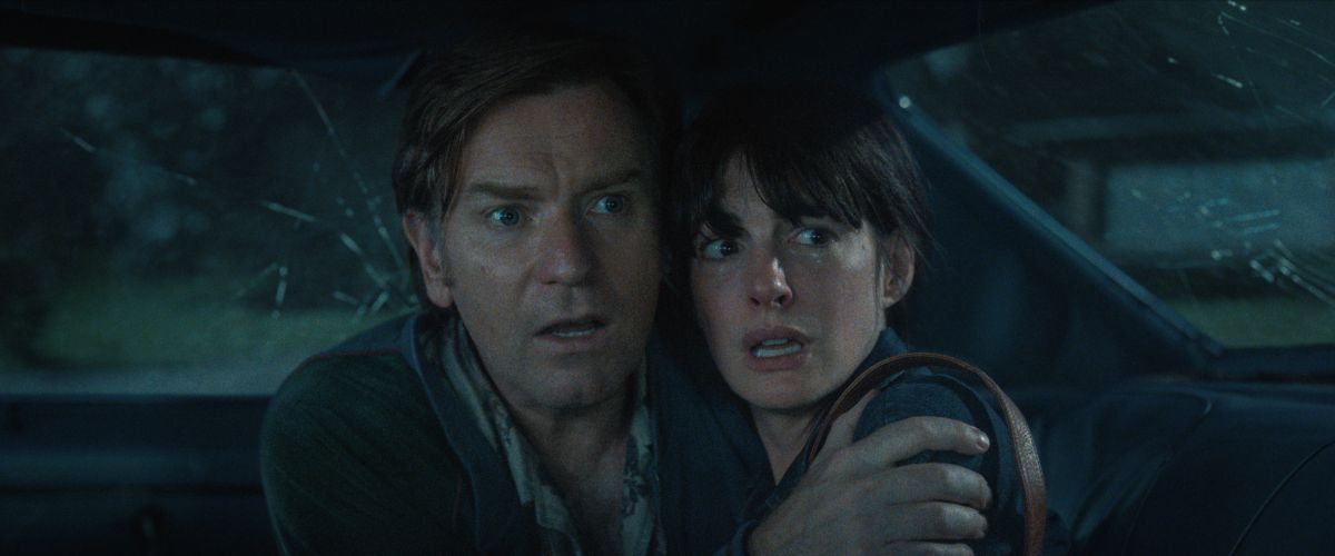 Anne Hathaway, despre „întâlnirea” cu dinozaurii. Cum apare actrița în filmul „Capătul Străzii Stejar”