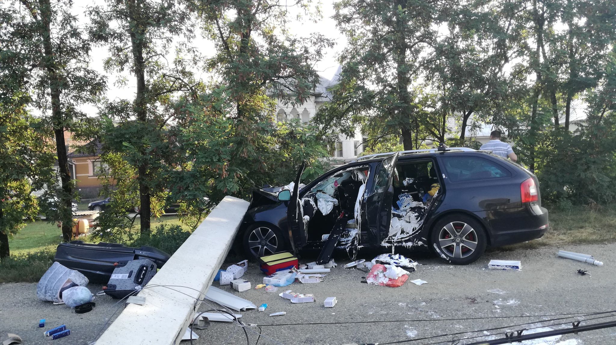 O mașină a lovit un stâlp, în Bistriţa-Năsăud, după ce șoferul a adormit la volan. Doi copii se află printre răniți