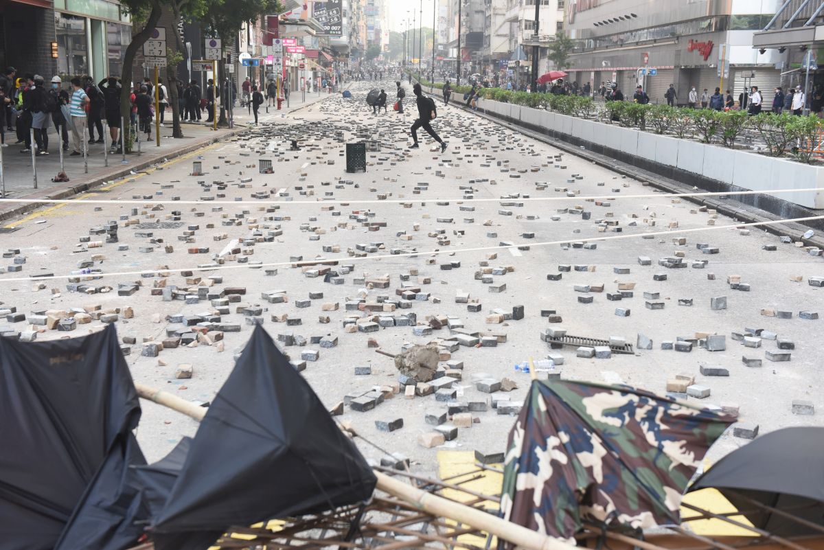 Scene de război în Hong Kong. Protestatarii, blocați într-un campus asediat de polițiști