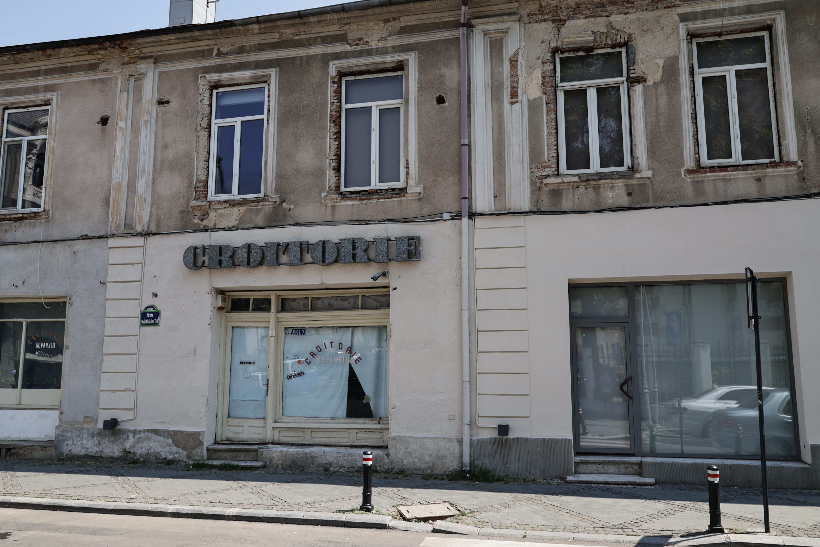 Ce ascunde clădirea scorojită de lângă Casa Mița Biciclista, unde își făcea costumele Dem Rădulescu. Locul renaște acum, după zeci de ani