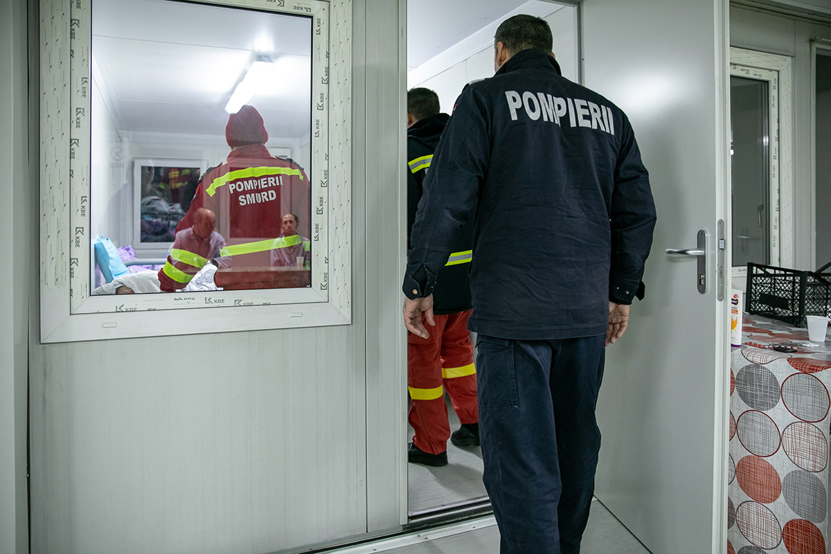 Cum e noaptea dintre ani pentru oamenii fără adăpost,  care abia își duc zilele. Revelion cu urme de artificii pe cer și o felie de tort de ciocolată