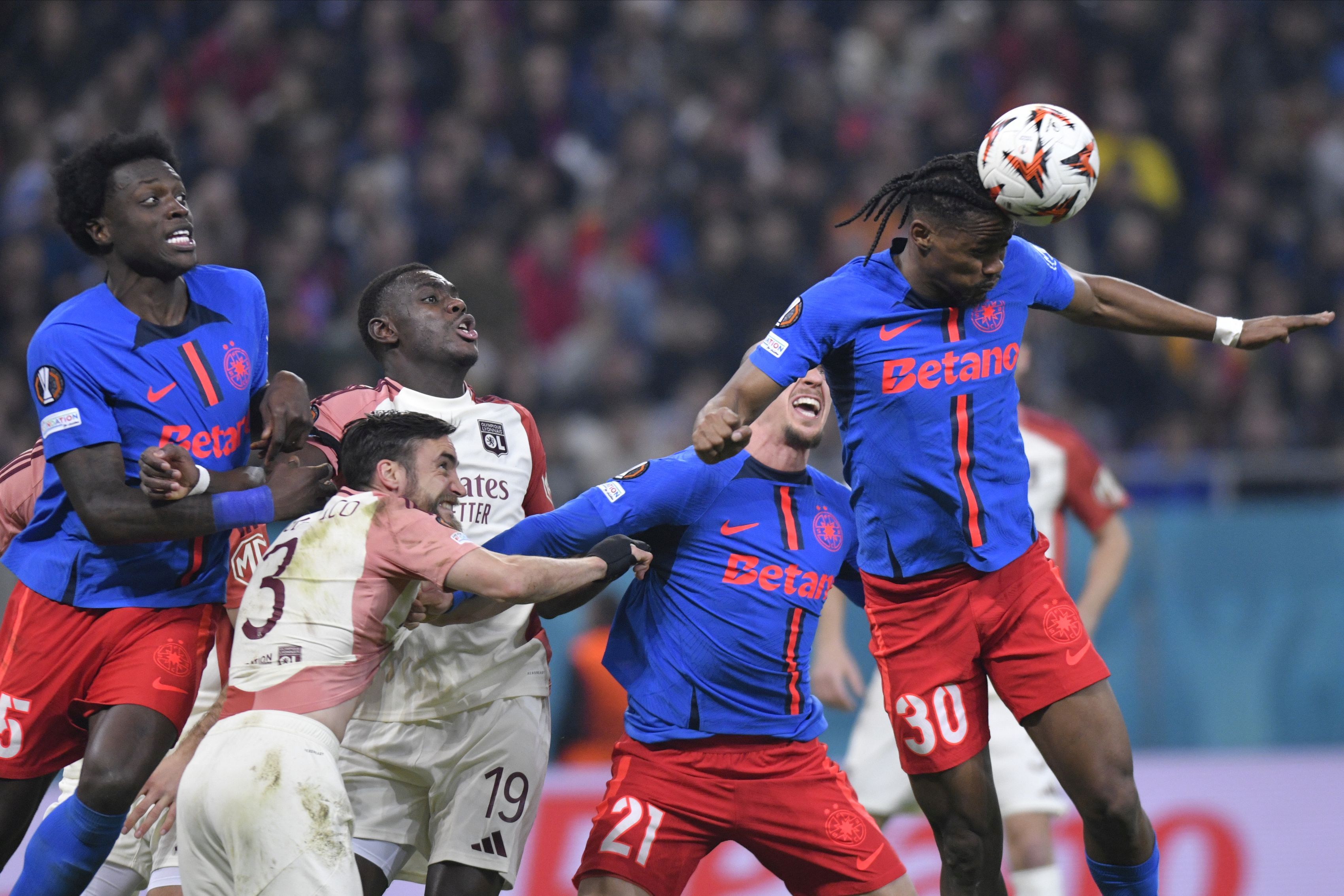 Cine transmite meciul Lyon - FCSB la TV în România. Partida din Europa League se vede pe două posturi